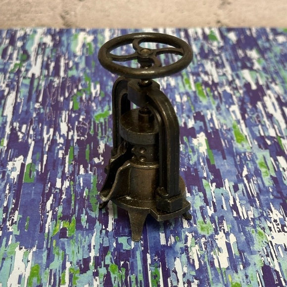 Vintage Die-Cast Pencil Sharpener SQUEEZER WINE GRAPE PRESS with Box #204 - Picture 3 of 7